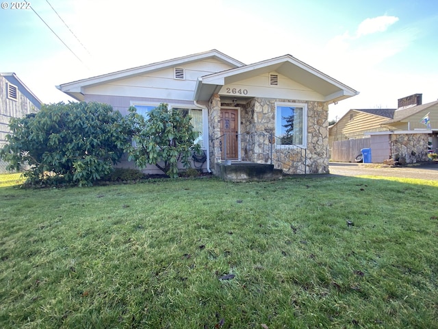 view of front of home featuring a front lawn