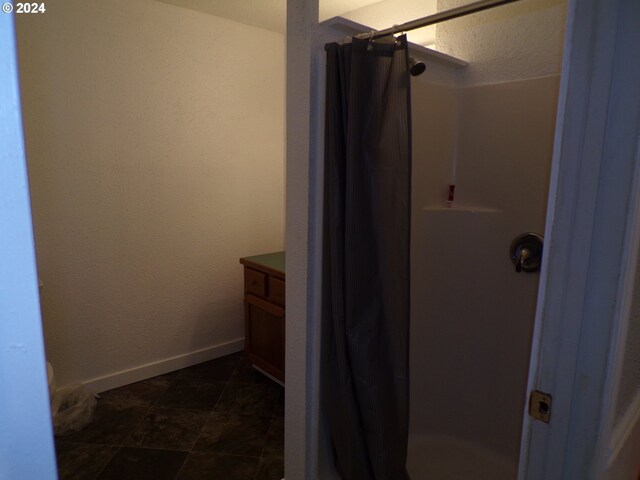 bathroom featuring a shower with curtain and vanity