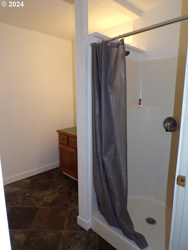 bathroom featuring a shower with curtain and vanity