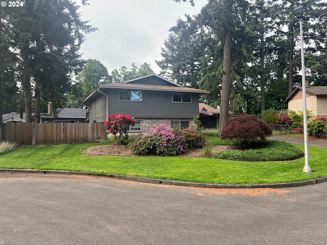 view of front of property featuring a front yard