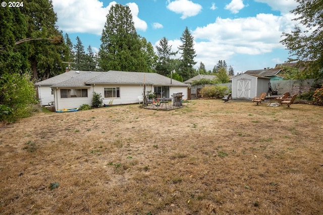 view of yard featuring a storage shed