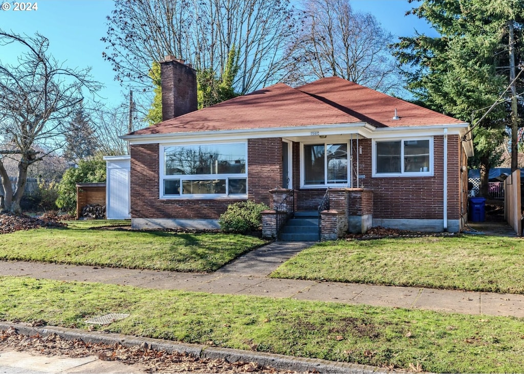 view of front of property with a front lawn