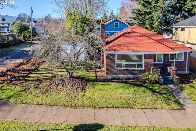 view of front of home with a front lawn