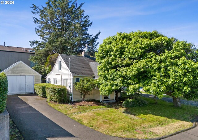 view of front facade featuring a storage unit and a front yard