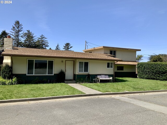 view of front of property with a front yard