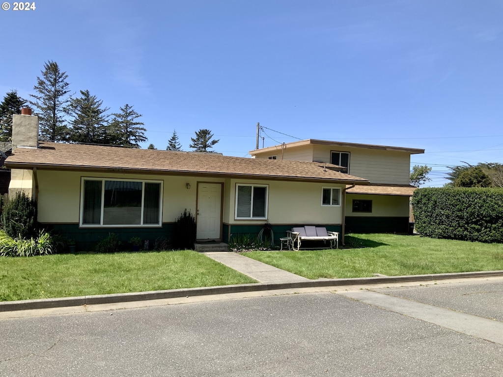 view of front facade with a front yard