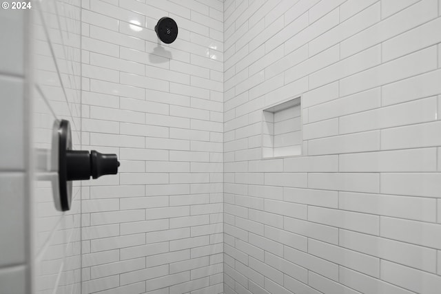 bathroom featuring a tile shower