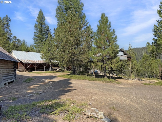 view of yard with an outbuilding