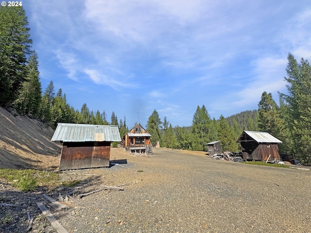 view of yard featuring an outdoor structure