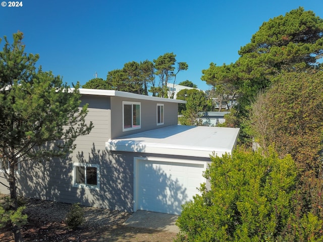 view of front facade featuring a garage