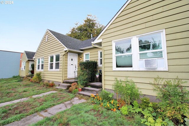 view of front of property featuring a front lawn