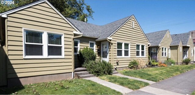 view of front of home featuring a front yard