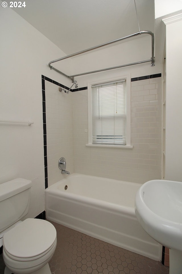 full bathroom featuring sink, tile patterned floors, toilet, and tiled shower / bath