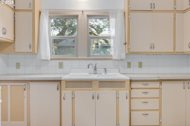 170 N Jefferson St, Eugene, OR 97402 - kitchen with light countertops and tasteful backsplash
