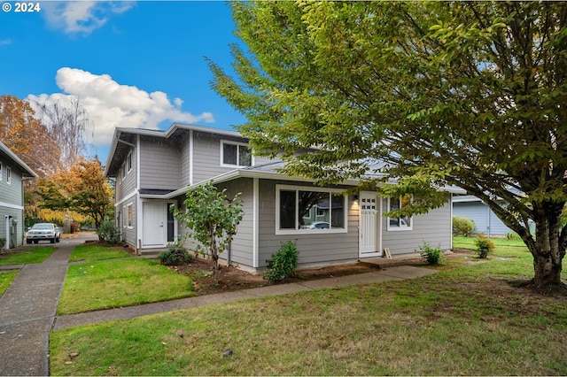 view of front of property with a front yard