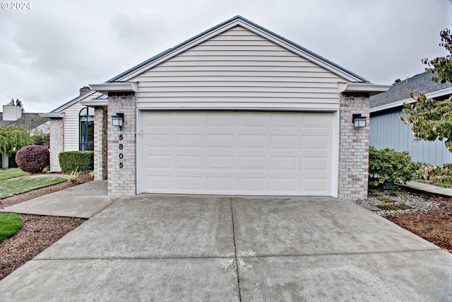 single story home featuring a garage