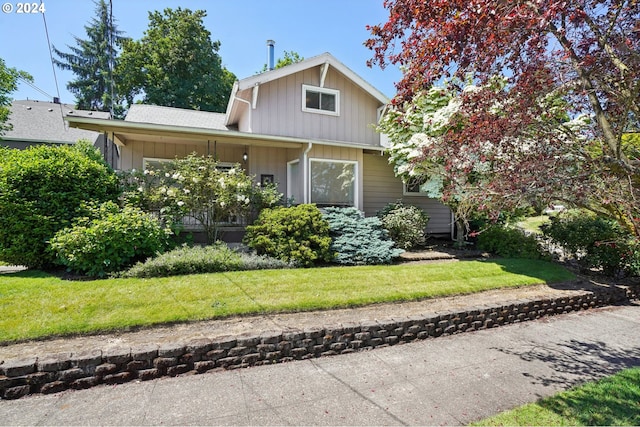 view of front of home featuring a front lawn