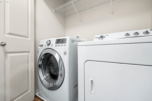 washroom featuring washing machine and clothes dryer