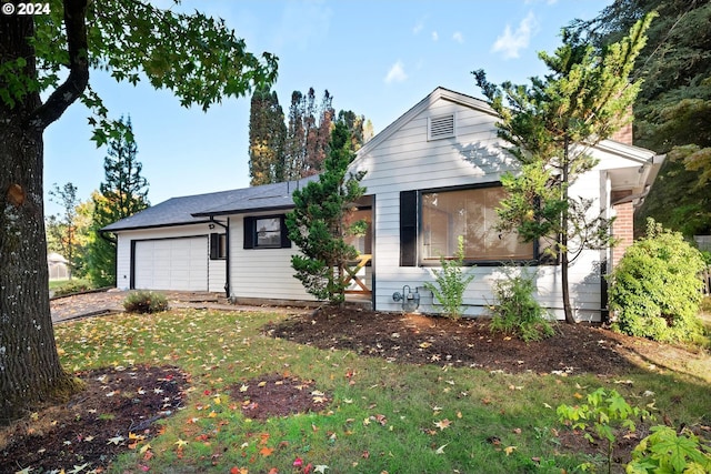 view of front facade featuring a garage