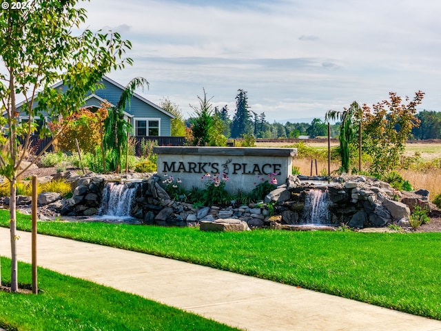 community sign featuring a yard