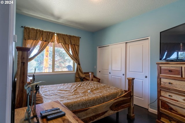 bedroom featuring a textured ceiling and a closet