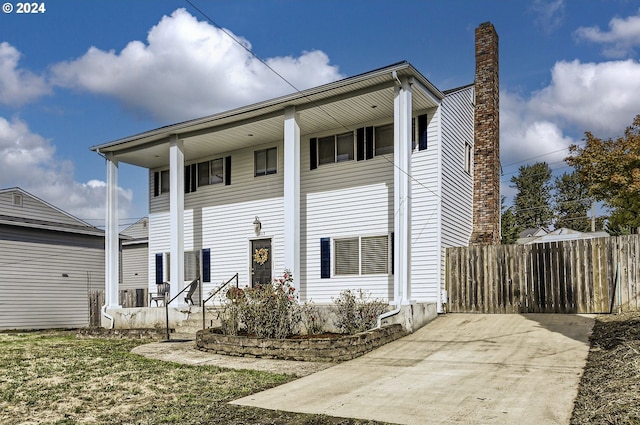 view of front of property featuring a patio area