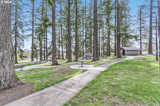 view of property's community featuring a lawn