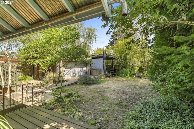 view of yard with an outbuilding