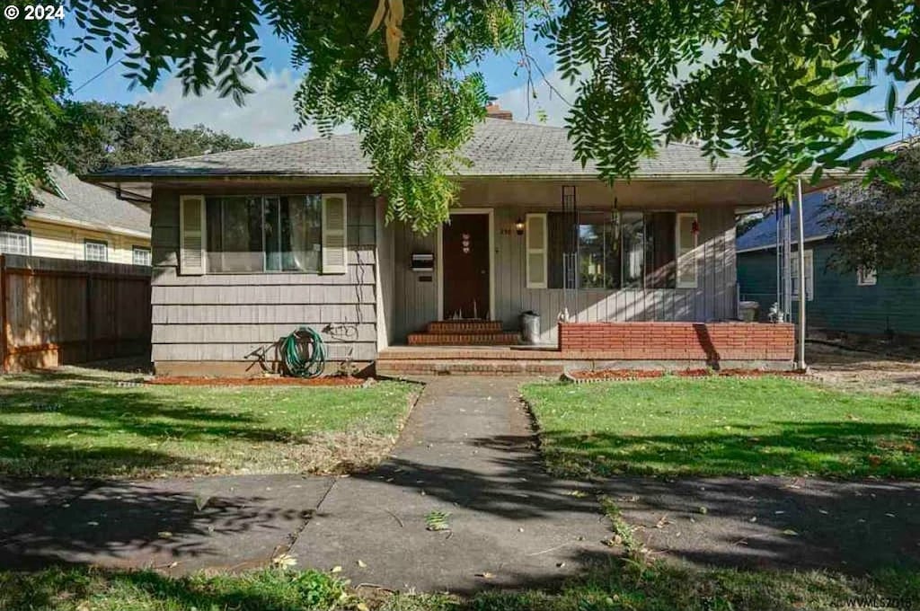 view of front of house featuring a front yard