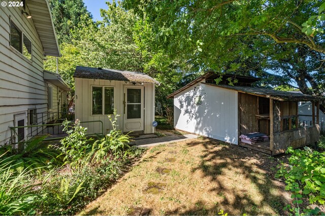 view of yard with a shed