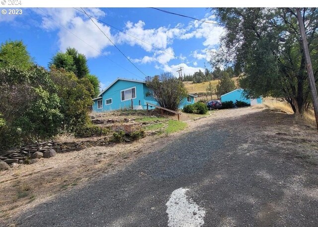 single story home featuring a carport