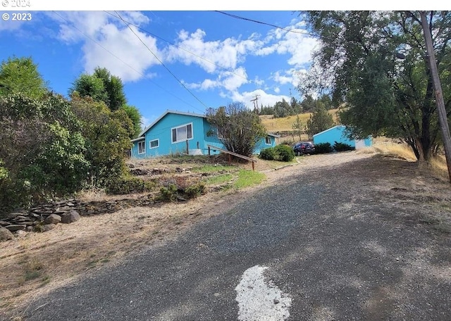 view of front facade featuring gravel driveway