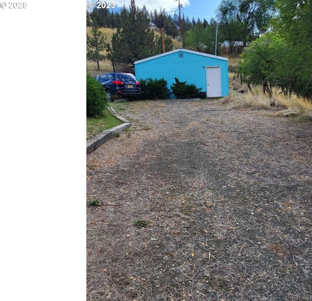 view of yard featuring an outdoor structure