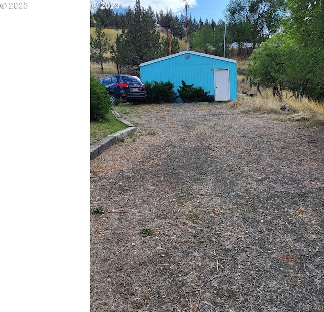 304 SE Hillcrest Dr, John Day, OR 97845 - view of yard featuring an outdoor structure and view of wooded area