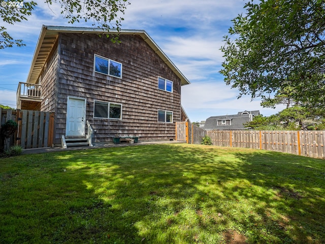 back of house featuring a yard