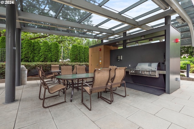 view of patio featuring an outdoor kitchen and grilling area