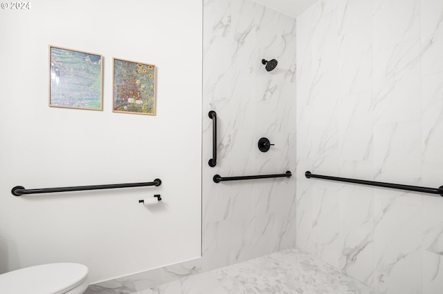 bathroom with toilet and a tile shower