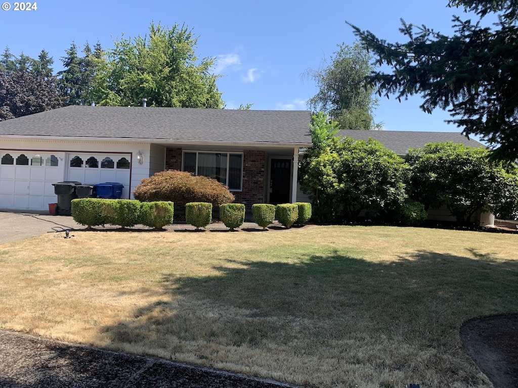 view of front facade featuring a garage and a front lawn