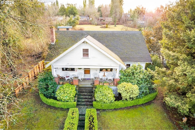 view of front of property with a front lawn