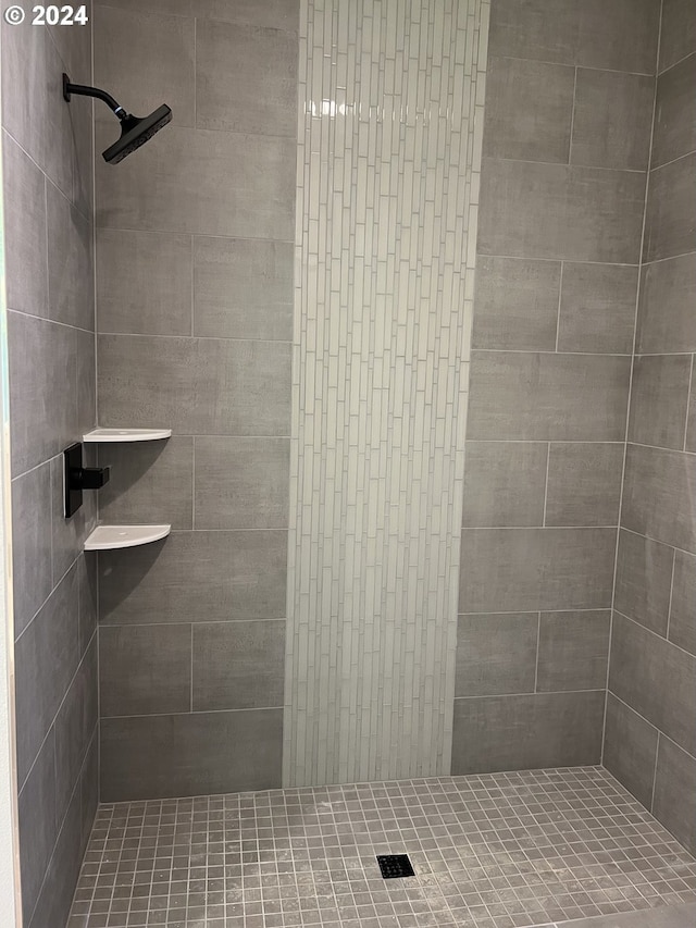 bathroom featuring tiled shower