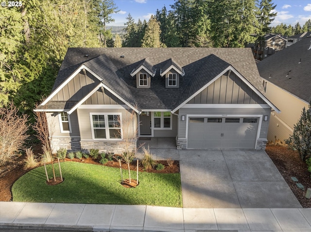 craftsman inspired home with a front yard and a garage