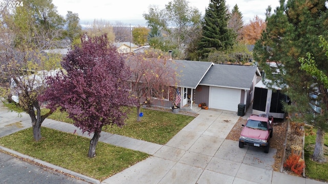 view of front of home featuring a garage and a front lawn