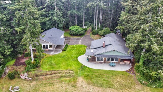 view of front of home featuring a front lawn