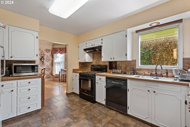 dining room featuring crown molding, light hardwood / wood-style floors, a notable chandelier, and a textured ceiling