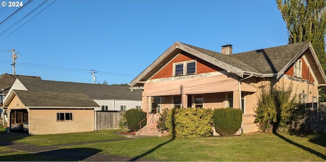 view of front of property featuring a front lawn