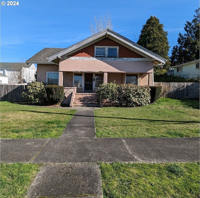 view of front facade with a front lawn