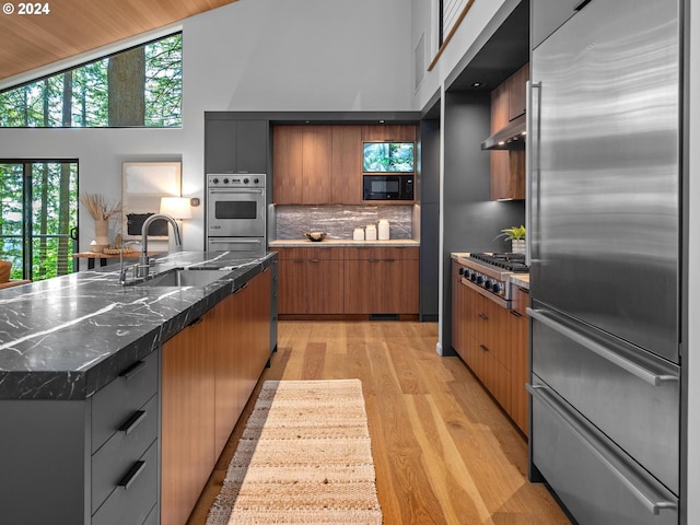 4731 SW 18th Dr, Portland, OR 97239 - kitchen featuring stainless steel appliances, exhaust hood, a large island, gray cabinetry, and sink