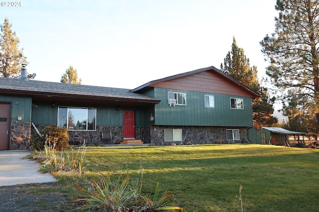 view of front of property featuring a front yard and a storage shed