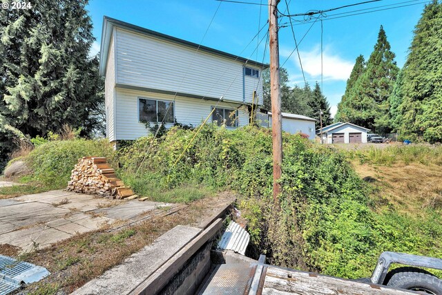 view of yard featuring an outbuilding