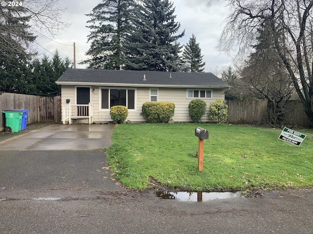 ranch-style home featuring a front lawn